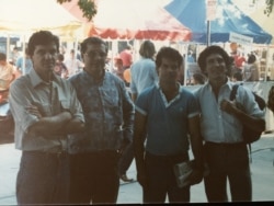 De izquierda a derecha: Juan Abreu, José Abreu, Luis de la Paz y Reinaldo Arenas, en una Feria del Libro de Miami (Foto: Cortesía de Juan Abreu).