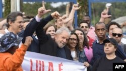 El ex presidente brasileño Luis Inacio Lula da Silva celebra con sus partidarios en las afueras de la cárcel de Curitiba tras salir de prisión la tarde del viernes por orden de un juez federal (Foto: Henry Milleo/AFP).
