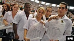 Médicos cubanos graduados muestran sus diplomas durante el acto oficial de creación de un contingente médico internacional.