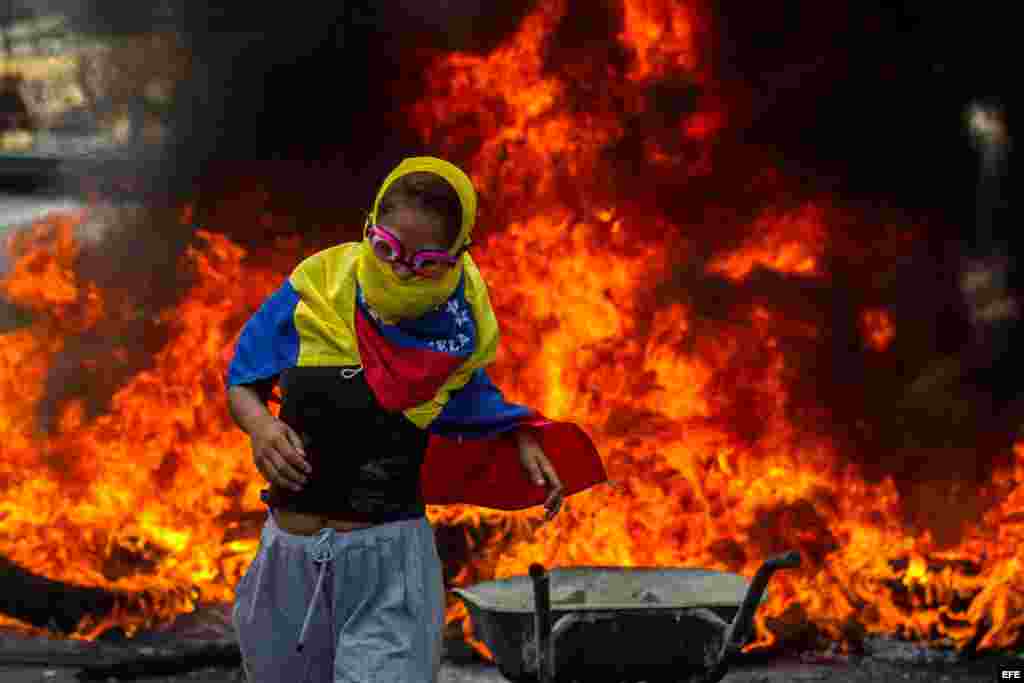 Una joven participa en una manifestación contra el Gobierno venezolano hoy, lunes 24 de abril de 2017, en Caracas (Venezuela). 