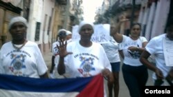 Una marcha de mujeres de FLAMUR Cuba.