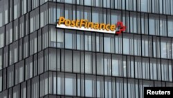 El logo de Swiss Post Finance en la sede de la institución financiera en Berna, Suiza. REUTERS/Ruben Sprich