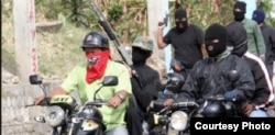 Desde los tiempos de Chávez los colectivos han sido dotados de motocicletas con las que atacan o secuestran a los manifestantes opositores (Runrunes)
