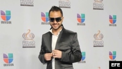  El cantante puertorriqueño Tony Dize posa a su llegada a los Premios Lo Nuestro 2011. 