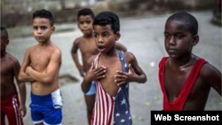 Niños cubanos practican lucha libre en la Habana Vieja.