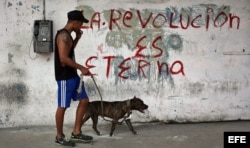 Cubanos en la calle, viernes 18 de marzo del 2016, en La Habana (Cuba).