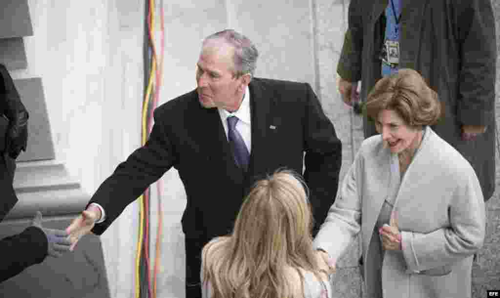 La expresidente de EE.UU. George W. Bush y su esposa Laura Bush llegan al Capitolio para asistir a la ceremonia de investidura de Donald J. Trump.
