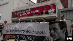 Un grupo de personas manifiestan su apoyo al dirigente de la oposición venezolana, Leopoldo López, frente al Palacio de Justicia el 30 de septiembre de 2014. EFE/MIGUEL GUTIERREZ