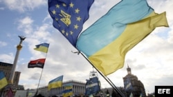 Varias personas ondean banderas a favor de la integración de Ucrania en la Unión Europea (UE), en la Plaza de la Independencia de Kiev (Ucrania), el 5 de diciembre de 2013. 