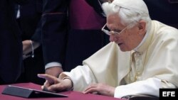 El papa Benedicto XVI publica por primera vez en Twitter al finalizar la audiencia general de los miércoles en el Aula Pablo VI en Ciudad del Vaticano el miércoles 12 de diciembre de 2012. 