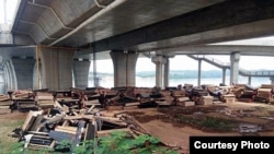Ataúdes de madera destruidos bajo un puente en el condado de Anfu, en la provincia de Jiangxi, sureste de China. (Foto cortesía de residentes del condado de Anfu)