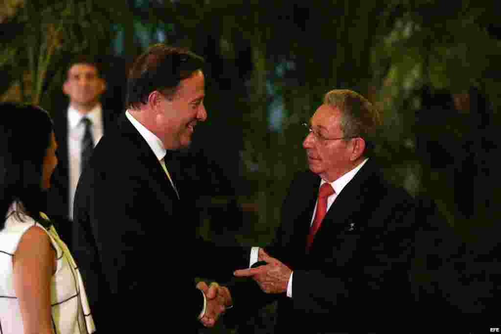 Raúl Castro saluda a al presidente de Panamá Juan Carlos Varela (i) hoy, viernes 3 de junio de 2016.
