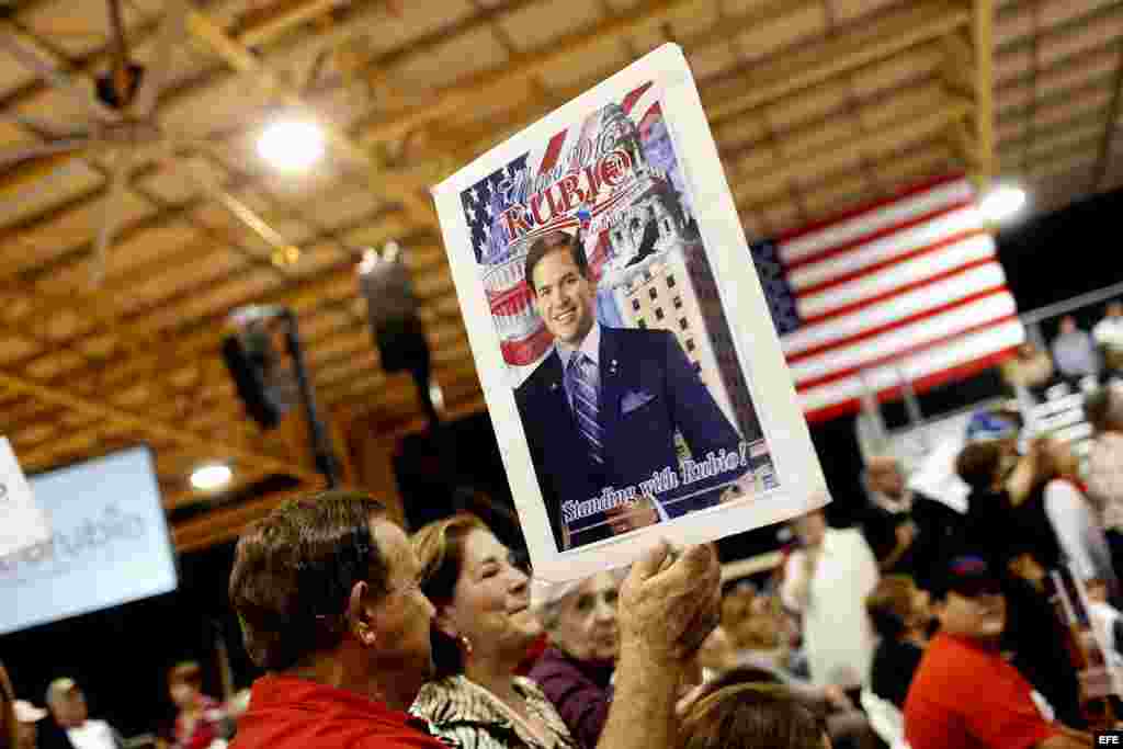 Seguidores llevan pancartas con la fotografía del precandidato republicano, el senador Marco Rubio.