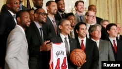 El President Barack Obama (c) en el homenaje a los campeones de la NBA en el 2012, los Miami Heat. 
