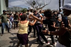 La policía detiene a un manifestante el 11 de julio de 2021, durante la protesta en La Habana. (AP/Ramón Espinosa)