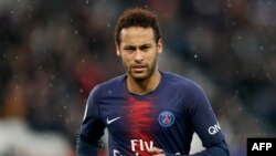 El delantero brasileño de Germain, Neymar, observa durante el partido de fútbol francés L1 entre el Paris Saint-Germain (PSG) y el OGC Nice en el estadio Parc des Princes de París.