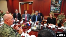 Encuentro en el Comando Sur entre el Almirante Kurt Tidd con el presidente electo del Paraguay Mario Abdo. 