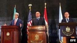 El secretario de Estado de EE.UU., John Kerry (i), en una rueda conjunta con el secretario general de la ONU, Ban Ki-moon (d), y el ministro de relaciones Exteriores de Egipto, Sameh Shoukry (c).