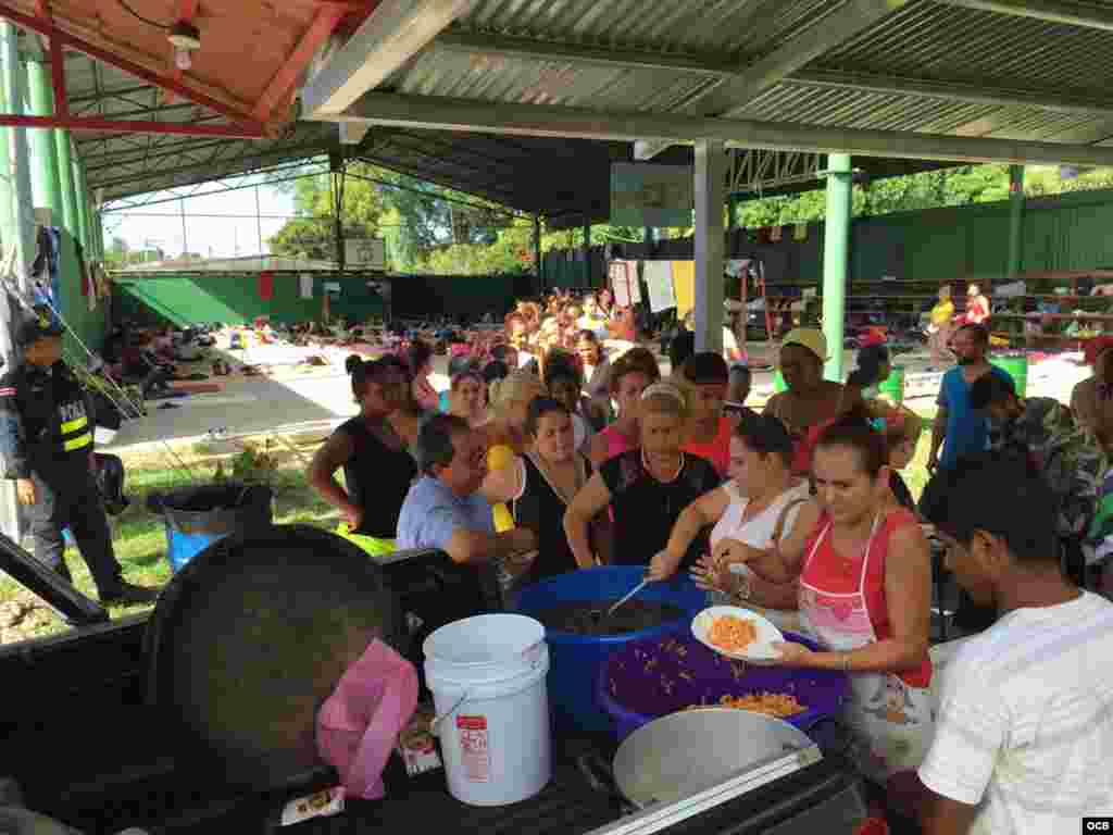 Cubanos reciben alimentos en una escuela del cantón La Cruz, convertida en albergue para dar refugio temporal a los migrantes varados entre la frontera de Costa Rica y Nicaragua.