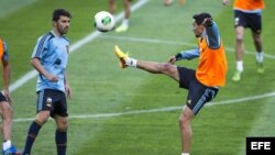 Los jugadores de la selección española de fútbol, David Villa y Jesús Navas, entrenan con el equipo en Ginebra, Suiza, el 9 de septiembre del 2013. España se enfrentará el martes a Chile en partido amistoso.