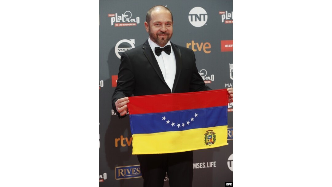 El actor y director de televisión venezolano Miguel Ferrari a su llegada a la ceremonia de entrega de los IV Premios Platino del cine iberoamericano.