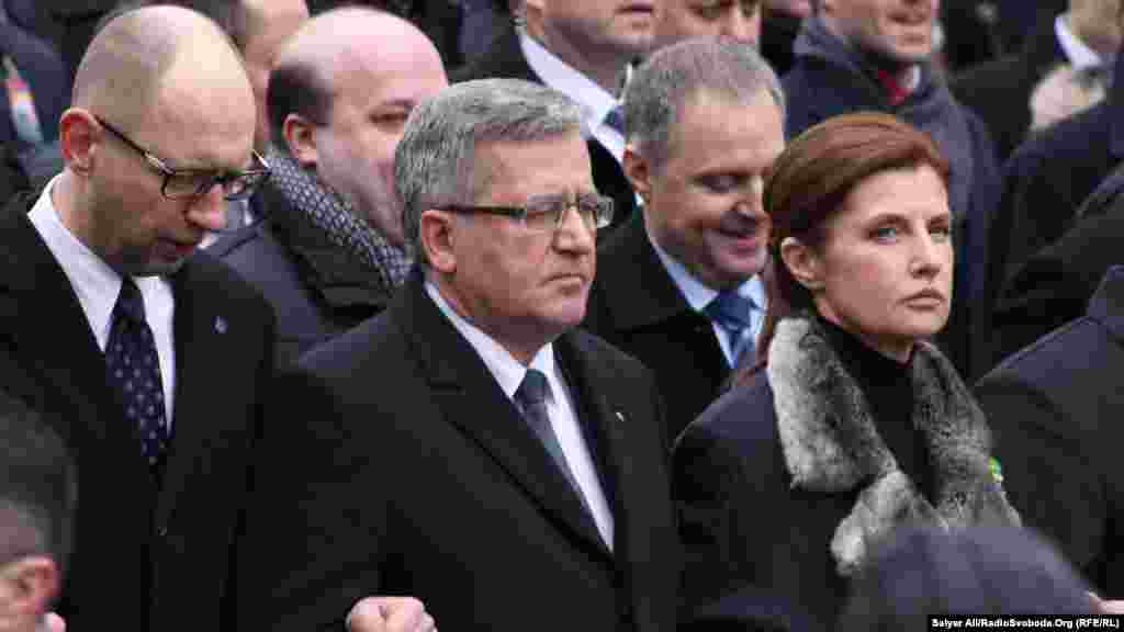 El primer ministro de Ucrania, Arseniuk, el presidente de Polonia, Bronislav Komorovski y la primera dama de Ucrania, Marina Poroshenko durante el desfile.