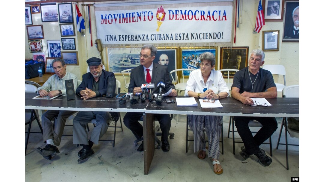 Ramón Saúl Sánchez (c), junto a Carmelo Díaz (i), Luis Felipe Rojas Mir (2i), María Lourdes Naranjo (2d) y Jorge Luis Delgado (d).