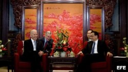 El vicepresidente de Estados Unidos, Joe Biden (i), se reúne con el primer ministro de China, Li Keqiang (d), durante una reunión hoy, jueves 5 de diciembre de 2013, en el complejo diplomático Zhongnanhai de Pekín, China