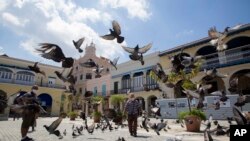 La Plaza Vieja, en La Habana, no verá aún el regreso de los turistas. (AP/Ismael Francisco)