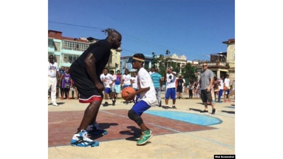 Shaquille O'Neal entrena a niños cubanos en La Habana.