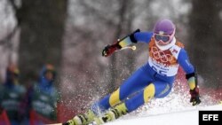 Foto de archivo tomada el 18 de febrero de 2014 de la esquiadora ucraniana Bogdana Matsotska mientras compite en la prueba de eslalón gigante femenino de los Juegos Olímpicos de Invierno Sochi 2014.