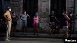Un grupo de personas en una cola para comprar comida en La Habana, en una imagen tomada el 15 de mayo (Alexandre Meneghini/Reuters).