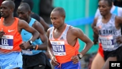 Geoffrey Mutai (C) de Kenia.
