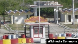Punto fronterizo en la Bahía de Guantánamo; al frente, territorio de la Base Naval de EEUU; al fondo, la garita de control de Cuba. ( Foto: RUSMCUSA)