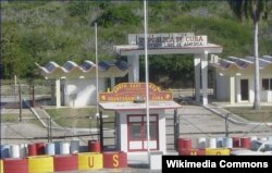 Punto fronterizo en la Bahía de Guantánamo, al frente, territorio de la Base Naval de EEUU; al fondo, la garita de control de Cuba. ( Foto: RUSMCUSA)