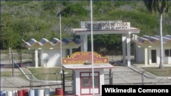 Punto fronterizo en la Bahía de Guantánamo, al frente, territorio de la Base Naval de EEUU; al fondo, la garita de control de Cuba. ( Foto: RUSMCUSA)