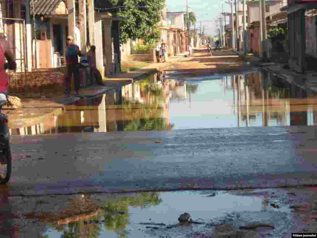 Reporta Cuba. Calles de Güira de Melena inundadas a causa de salideros y otras roturas del sistema de acueducto. Fotos: Martha Domínguez.