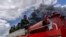 Bomberos se desplazan hacia el lugar del incendio, en la base de supertanqueros de Matanzas. (AP/Ramon Espinosa)