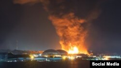 Incendio en la Base de Supertanqueros de la zona industrial de Matanzas, aún fuera de control. (Foto: Facebook Radio 26)