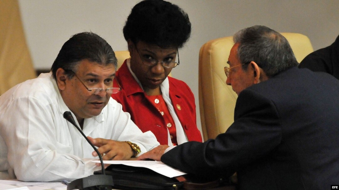 Marino Murillo conversa con Raúl Castro en la Asamblea Nacional del Poder Popular