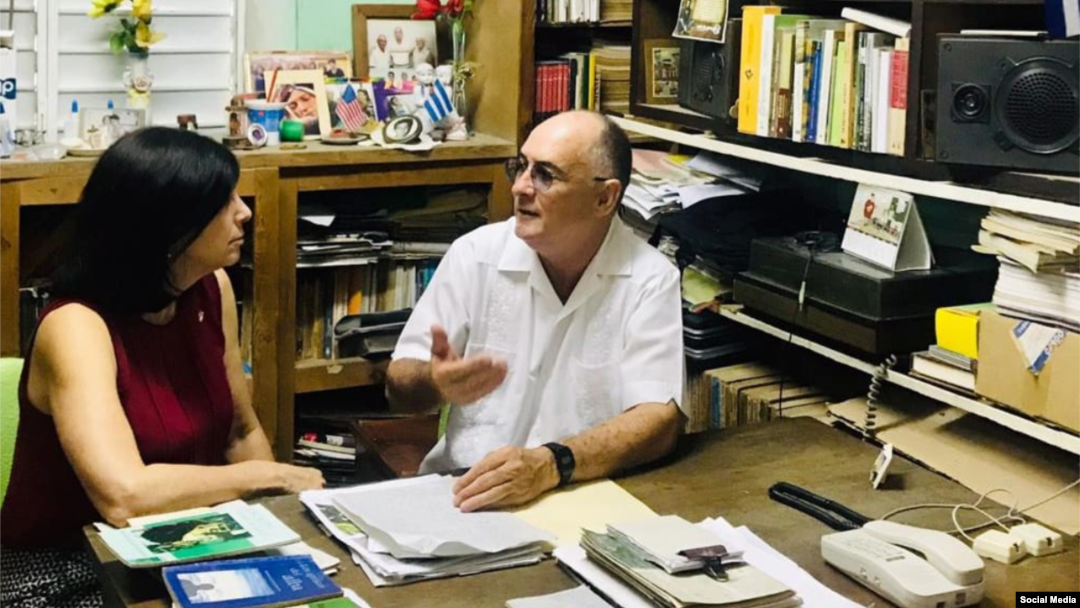 Mara Tekach, encargada de Negocios de EEUU, visitó a Roberto Quiñones antes de ser encarcelado. Foto tomada de la Embajada de EEUU en Cuba