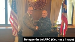 El activista cubano Orlando Gutiérrez Boronat y el legislador puertorriqueño Johnny Méndez, de izquierda a derecha. (Foto de cortesía).