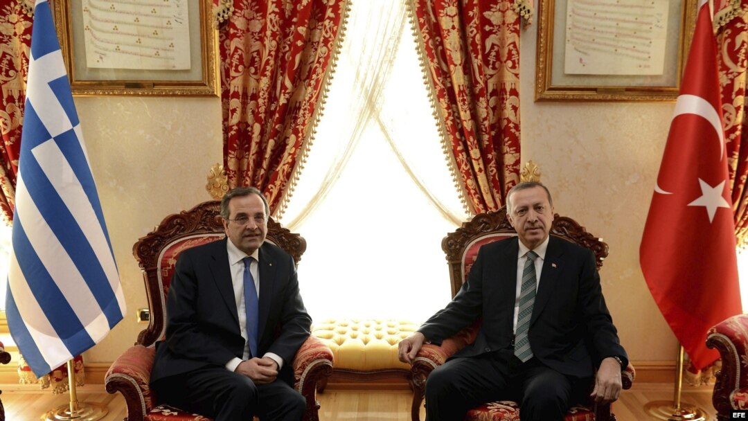 El primer ministro griego, Antonis Samarás (izq), junto al primer ministro turco, Recep Tayyip Erdogan (der).