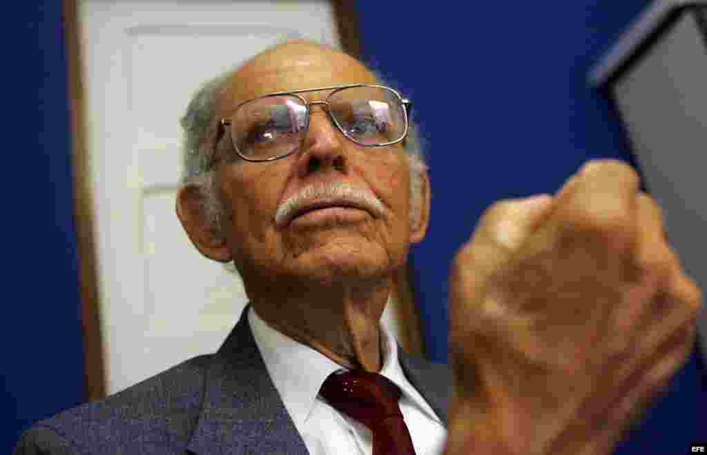 El ex dirigente anticastrista Huber Matos.En su libro, &quot;Cómo llegó la noche&quot;, Matos relató cómo fue torturado y aislado durante años. Recuperó su libertad en octubre de 1979 y pudo reencontrarse con su esposa e hijos en Miami.