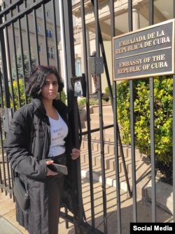 Anamelis Ramos frente a la Embajada de Cuba en Washington (Social Media)