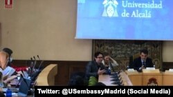 El dramaturgo y activista, Yunior García, explica la represión del régimen cubano en un panel de la Universidad de Alcalá, en Madrid. 