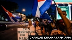 Protesta en el restaurante Versailles de Miami, el 20 de abril de 2022, contra las conversaciones migratorias entre Estados Unidos y Cuba. (AFP/Chandan Khanna).