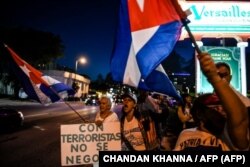 Protesta en el Versailles de Miami contra las conversaciones migratorias entre Estados Unidos y Cuba.