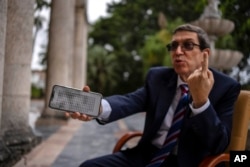 El canciller cubano Bruno Rodríguez durante una entrevista con AP en noviembre de 2021. (AP/Ramon Espinosa)