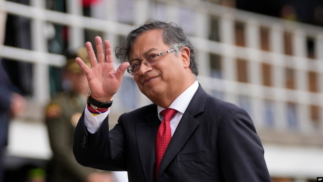 El presidente de Colombia, Gustavo Petro, saluda a los periodistas durante la ceremonia de juramentación de su nuevo jefe de policía, en Bogotá. (AP/Fernando Vergara).